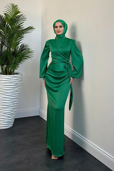 MERVEN AKYÜZ Βραδινό φόρεμα Benetton Fish Satin - Orlenda Drape Λεπτομέρεια