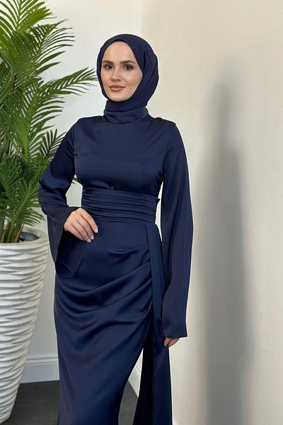 MERVEN AKYÜZ Βραδινό φόρεμα Arabella Cape Satin Fish Navy Blue