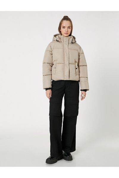 Koton Kurze Pufferjacke mit Kapuze und Reißverschlusstasche