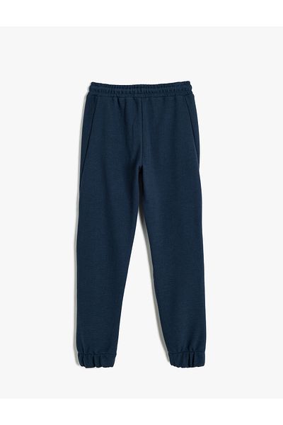 Koton College-Aufdruck – Taillengebundene Jogginghose und Taschendetail