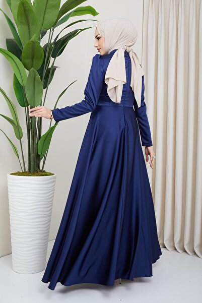 Olcay Szatén hidzsáb estélyi ruha flitteres és csillogó részletekkel az elején és köpeny szoknya K.NDİGO 1642