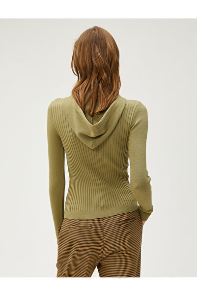 Koton Şahika Ercümen – Strickpullover mit Kapuze