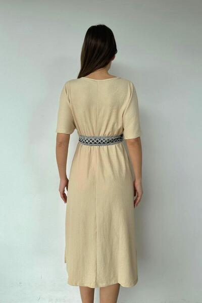 Mossta Φόρεμα με διπλό λαιμόκοψη και ζώνη σε μπεζ χρώμα