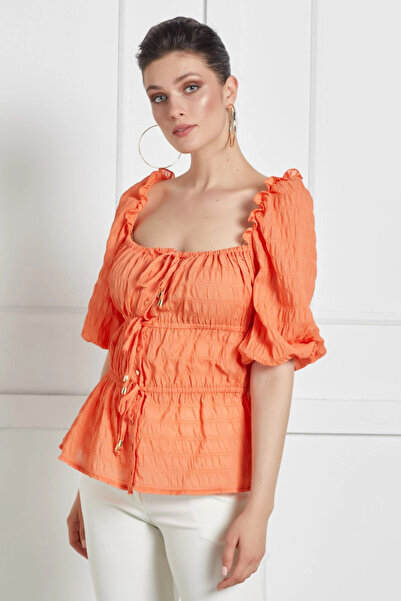 SERPİL Ön Ve Sırt Dekolteli Fırfırlı Kare Yaka Yarım Kol Bluz