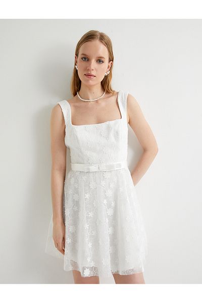 Koton Mini-Brautkleid – Spitze, flauschiger Rock, tiefer Rücken und Schleifendetail