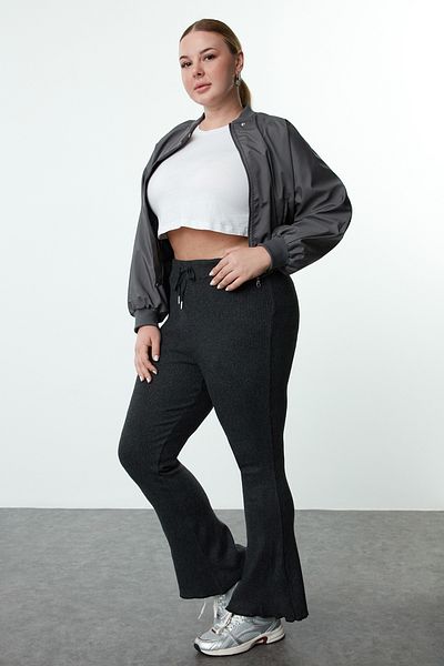 Trendyol Curve Graue Hose mit spanischem Bein und hoher Taille – TBBAW25AR00011