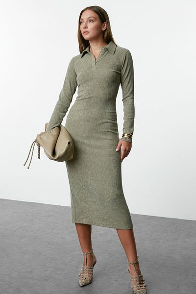 Trendyol Collection Khaki színű, sima pólógallérral texturált kötött ruha - gombrészlet, illeszkedő Twoaw25El00318