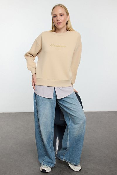 Trendyol Collection Béžová mikina s potiskem Slogan - Pohodlný střih s popelínovým detailem Twoaw25sw00027