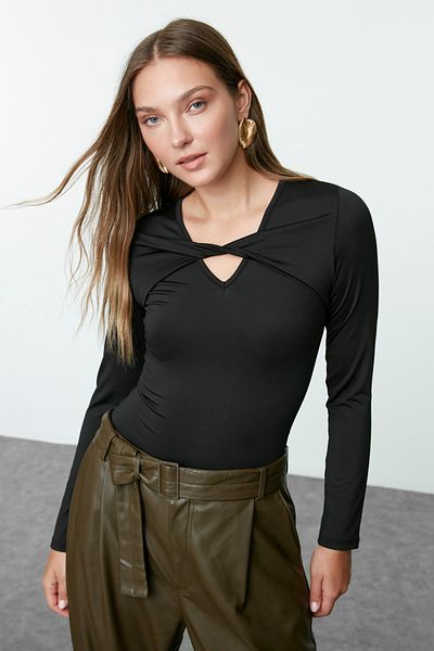 Trendyol Collection Elastyczne czarne dzianinowe body z dekoltem w serek - wycięcie z detalami, zapięcie na zatrzask Twoaw25Bd00020