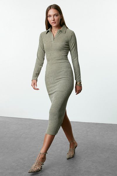 Trendyol Collection Khaki színű, sima pólógallérral texturált kötött ruha - gombrészlet, illeszkedő Twoaw25El00318