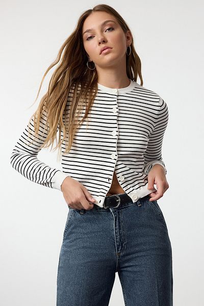 Trendyol Collection Prémiový ecru pletený svetr – speciální nit, vzhled bundy, Twoaw25Hi00053