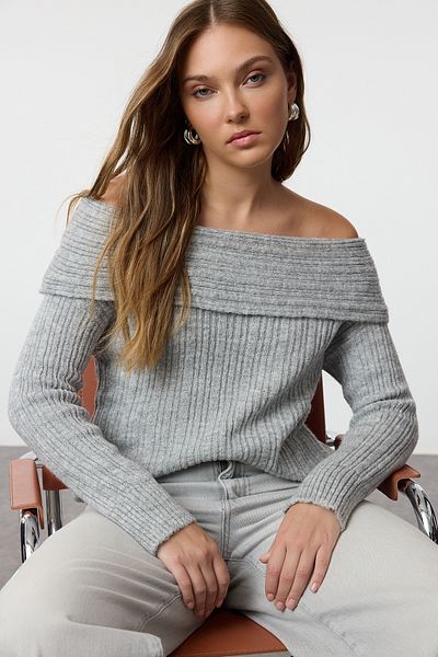 Trendyol Collection Grauer Strickpullover mit Carmen-Kragen – weiche Textur TWOAW25KZ00076
