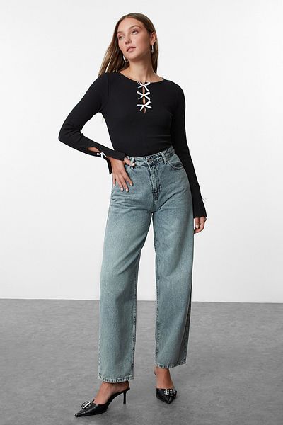 Trendyol Collection Schwarze, schmale Strickbluse mit Rundhalsausschnitt - Twoaw25Bz00177 mit Schleife und Cut-Out-Detail