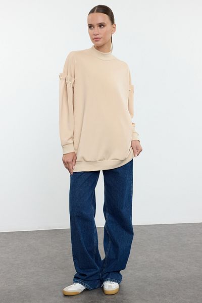 Trendyol Modest Beigefarbenes Strick-Sweatshirt mit Perlendetail und Stehkragen TCTAW25UK00008