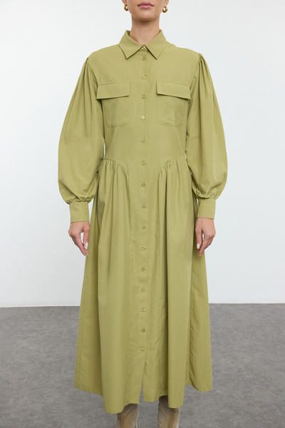 Trendyol Modest Olejově zelená popelínová plisovaná košile s kapsami - zapínání Tctaw25Eb00111
