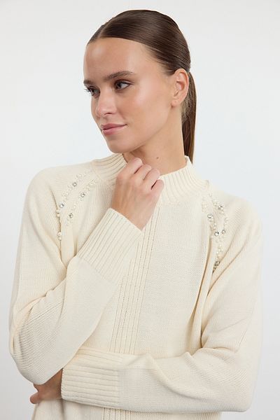 Trendyol Modest Ecrufarbener Strickpullover mit Perlendetail und Stehkragen TCTAW25AK00047