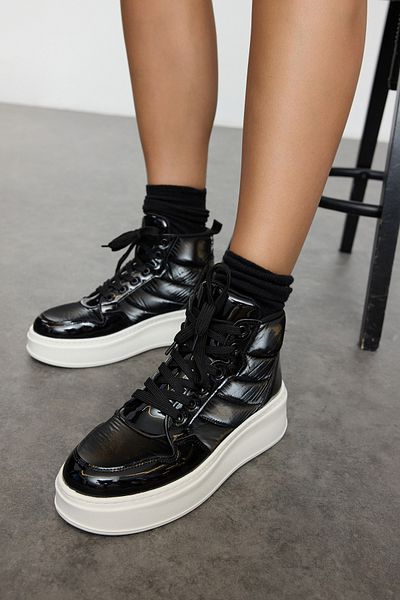 TRENDYOL SHOES Чорні жіночі кросівки на товстій підошві TAKAW25SN00004