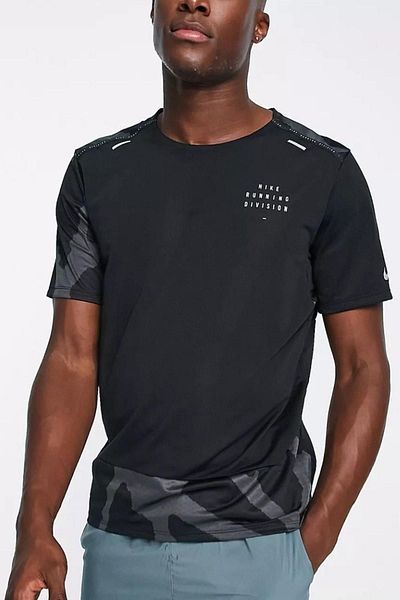 Nike Μαύρο μπλουζάκι για τρέξιμο Dri Fit Run Division Rise 365 με γραφικό κοντό μανίκι Reflect