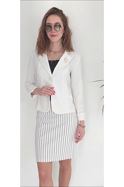yelizyavuzcollection Broşlu Beyaz Ceket
