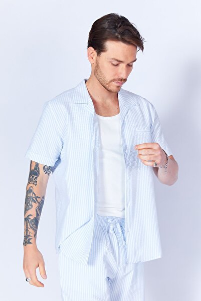 MAN EDITION Чоловіча сорочка - синя в смужку, з кишенями, коротким рукавом, коміром-стійкою Ee100114629-4629