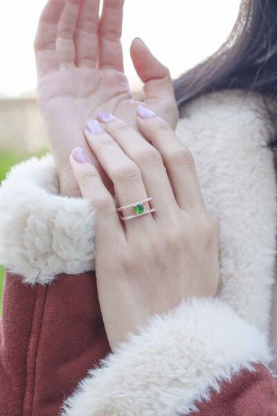 SUNSHINE 925 Ayar Rose Kaplamalı Yeşil Taşlı Köşeli Tasarım Gümüş Yüzük