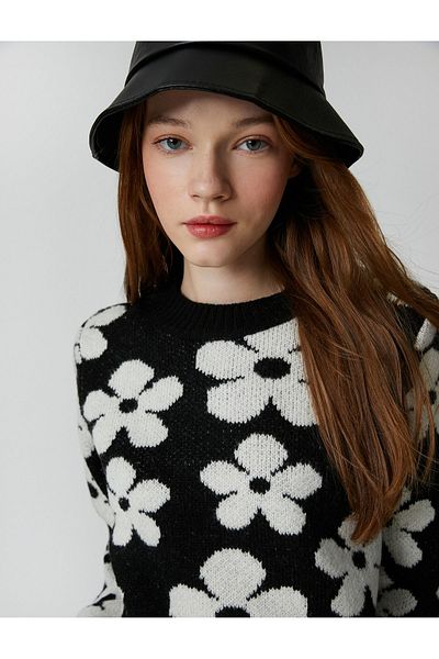 Koton Geblümter Strickpullover mit Rundhalsausschnitt und langen Ärmeln