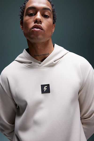 DeFacto Passform Standard Fit Sport-Sweatshirt aus Skuba Diver-Stoff mit Kapuze B4758ax24sp