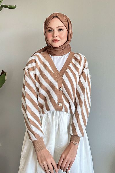 InStyle سترة تريكو قصيرة بلون الجمل - تفاصيل شريط ريش
