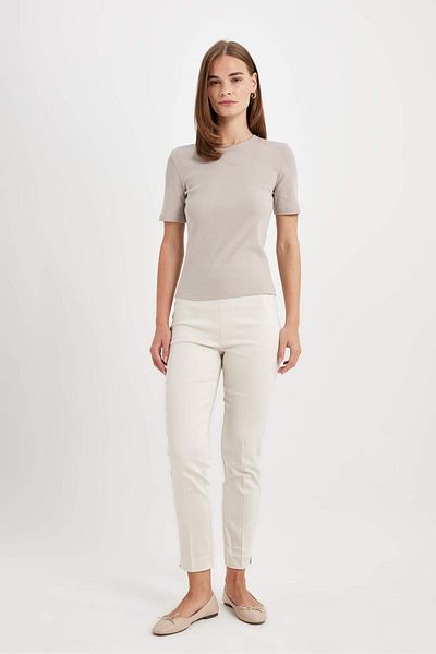 DeFacto Geripptes, schmal geschnittenes T-Shirt mit Rundhalsausschnitt – C0097ax24sm