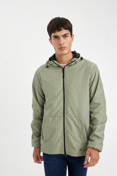 DeFacto Khakifarbener, wasserabweisender Slim-Fit-Regenmantel mit Kapuze und Reißverschlusstaschen für Herren