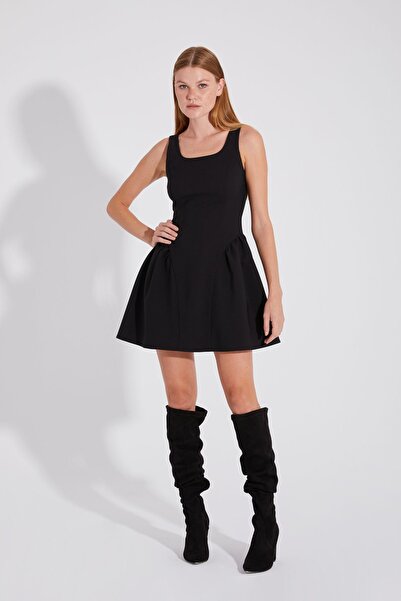 ONE8 فستان قصير بأشرطة سميكة مع تفاصيل رباط جانبي - سحاب خلفي