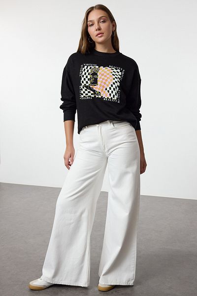 Trendyol Collection Dünnes bedrucktes schwarzes Strick-Sweatshirt - Normale Schnittform TWOAW22sw0180