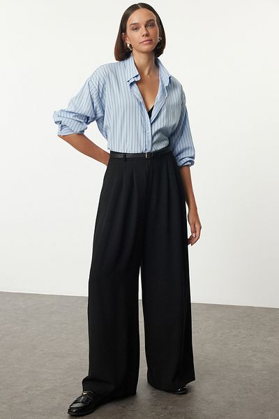 Trendyol Collection Schwarze Bundfaltenhose mit Gürtel und extra weiter Beinlänge - TWOAW25PL00032