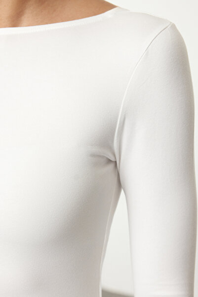 Trendyol Collection Ecru bavlněná halenka s pružným střihem – bez zad, vypasovaná Twoaw24bz00160