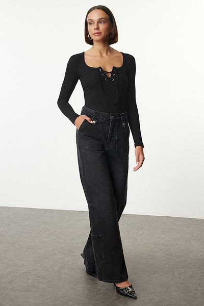 Trendyol Collection Ελαστική μαύρη πλεκτή μπλούζα - με λαιμόκοψη πισίνας και λεπτομέρεια δεσίματος που εφαρμόζει στο σώμα TWOAW25BZ00229