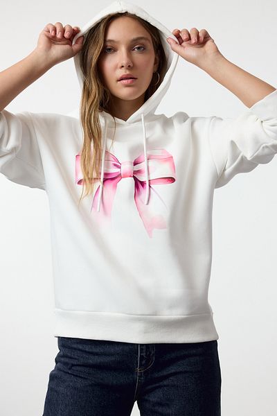 Kolekcia Trendyol Ecru Fleece Oversize mikina s kapucňou - Mašľa s potlačou Twoaw25sw00179
