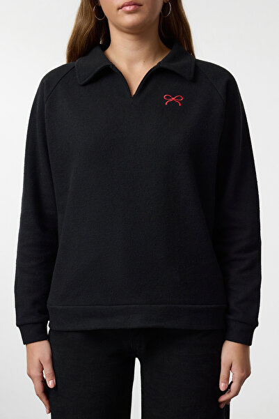 Trendyol Collection Oversize mikina Heart Embroidered Thessaloniki Polo Collar - Twoaw25sw00207