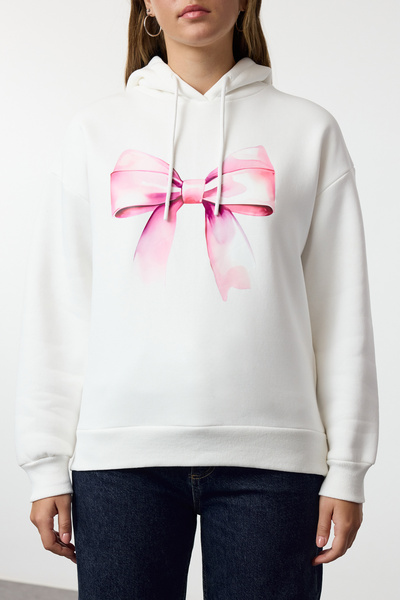 Kolekcia Trendyol Ecru Fleece Oversize mikina s kapucňou - Mašľa s potlačou Twoaw25sw00179