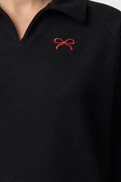 Trendyol Collection Oversize mikina Heart Embroidered Thessaloniki Polo Collar - Twoaw25sw00207