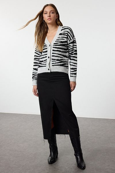 Trendyol Collection Grauer Strick-Cardigan mit Zebramuster – weich strukturiert TWOAW25HI00219
