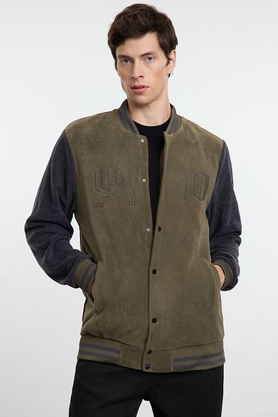 Trendyol Collection Khakifarbene Slim-Fit-Fleece-Winterjacke – Farbblock-Detail TMNAW25MO00047