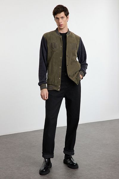 Trendyol Collection Khakifarbene Slim-Fit-Fleece-Winterjacke – Farbblock-Detail TMNAW25MO00047