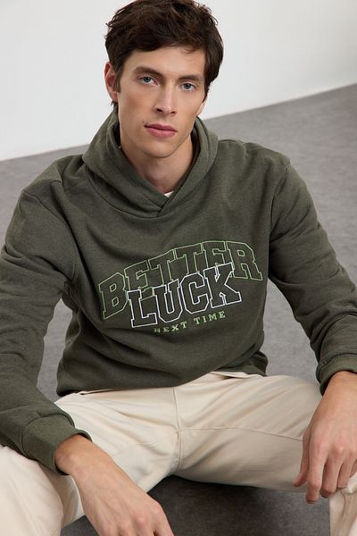 Trendyol Collection Khaki Regular/Normal Cut Text Vyšívaná mikina s kapucí Tmnaw25Sw00154