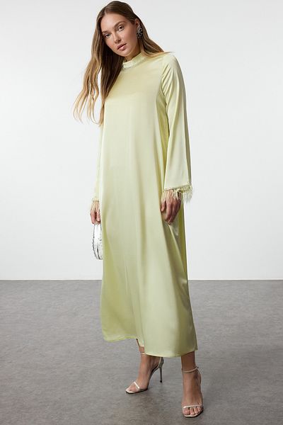 Trendyol Modest Hellkhakifarbenes, detailliertes, gewebtes Abendkleid aus Satin von Otriş, Jalabiya-Kleid TCTAW25DB00004