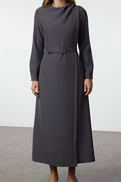 Trendyol Modest Γκρι φόρεμα κρεπ με διπλό στήθος με ντραπέ υφαντό TCTAW25EB00122