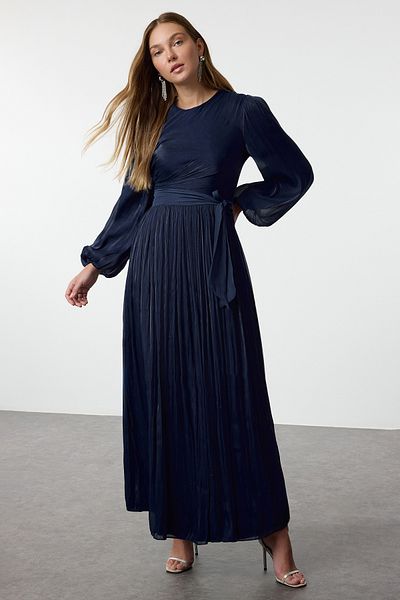 Trendyol Modest Marineblaues, gefüttertes, mit Schärpe verziertes, glitzerndes Chiffon-Abendkleid TCTAW25DB00012
