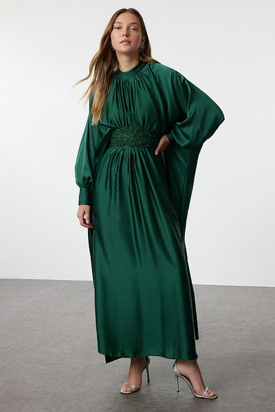 Trendyol Modest Dunkelgrünes Abendkleid aus Satin mit Steindetail - TCTAW25DB00011