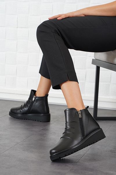 Moda Pie Cizme negre de damă din piele naturală - plisate în față și cu fermoar