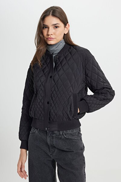 WRANGLER Loose Fit Relaxed Cut Quilted Detailed Women's Black Bomber Jacket