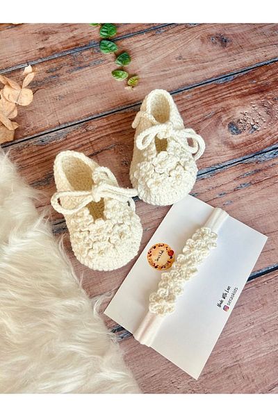 seraskids Handmade Knitted White Soft Baby Girl Booties and Bandana Set